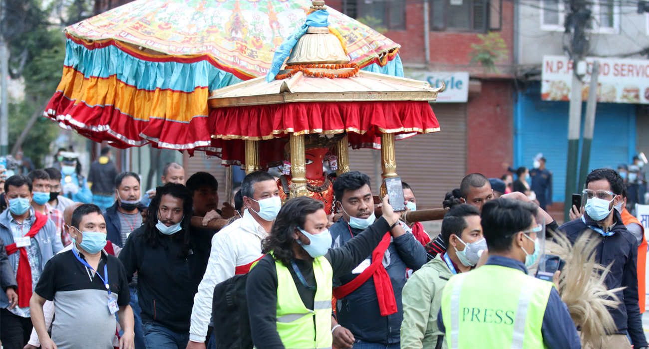 रातो मच्छिन्द्रनाथको रथ तानिँदै